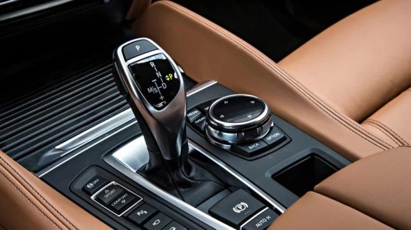 X6 (F16) използва автоматични скоростни кутии от серията ZF 8HP. Те издържат дълго време - повече от 250 000 км, но само ако не се прегряват и маслото се сменя навреме. А при интензивно шофиране проблемите могат да започнат след 120 000 км.

Какво да се направи

Основното е да се следи нивото на маслото да не падне. Течът може да започне от под уплътненията, но по-често виновен е пластмасовата маслена вана, която се деформира с времето. Опитите за повторното му уплътняване рядко дават резултати. По-лесно и надеждно е да се смени.
